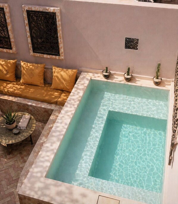 حمام سباحة
