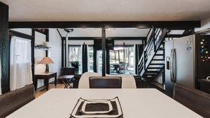 Un interno moderno con zona pranzo, camino e vista sull'esterno.