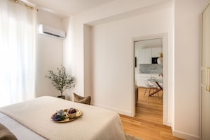 A hotel room with a bed, a dining area, and a kitchenette. - Charming, tastefully furnished apartment of 50 sqm, able to accommodate up to 4 guests, located on the first floor of a building with a lift (accessible via a few steps). The property is situated in a quiet district offering all amenities and excellent c (Palermo)