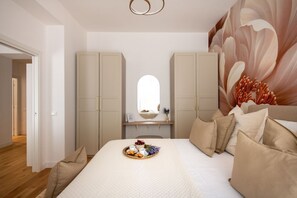 A bedroom with a bed, a window, a mirror, and a wall with a floral design. - Charming, tastefully furnished apartment of 50 sqm, able to accommodate up to 4 guests, located on the first floor of a building with a lift (accessible via a few steps). The property is situated in a quiet district offering all amenities and excellent c (Palermo)