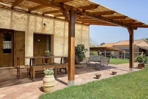 Outdoor dining - Holiday Home 'Appartamento 3' with Shared Garden, Wi-Fi and Air Conditioning (Montiano)
