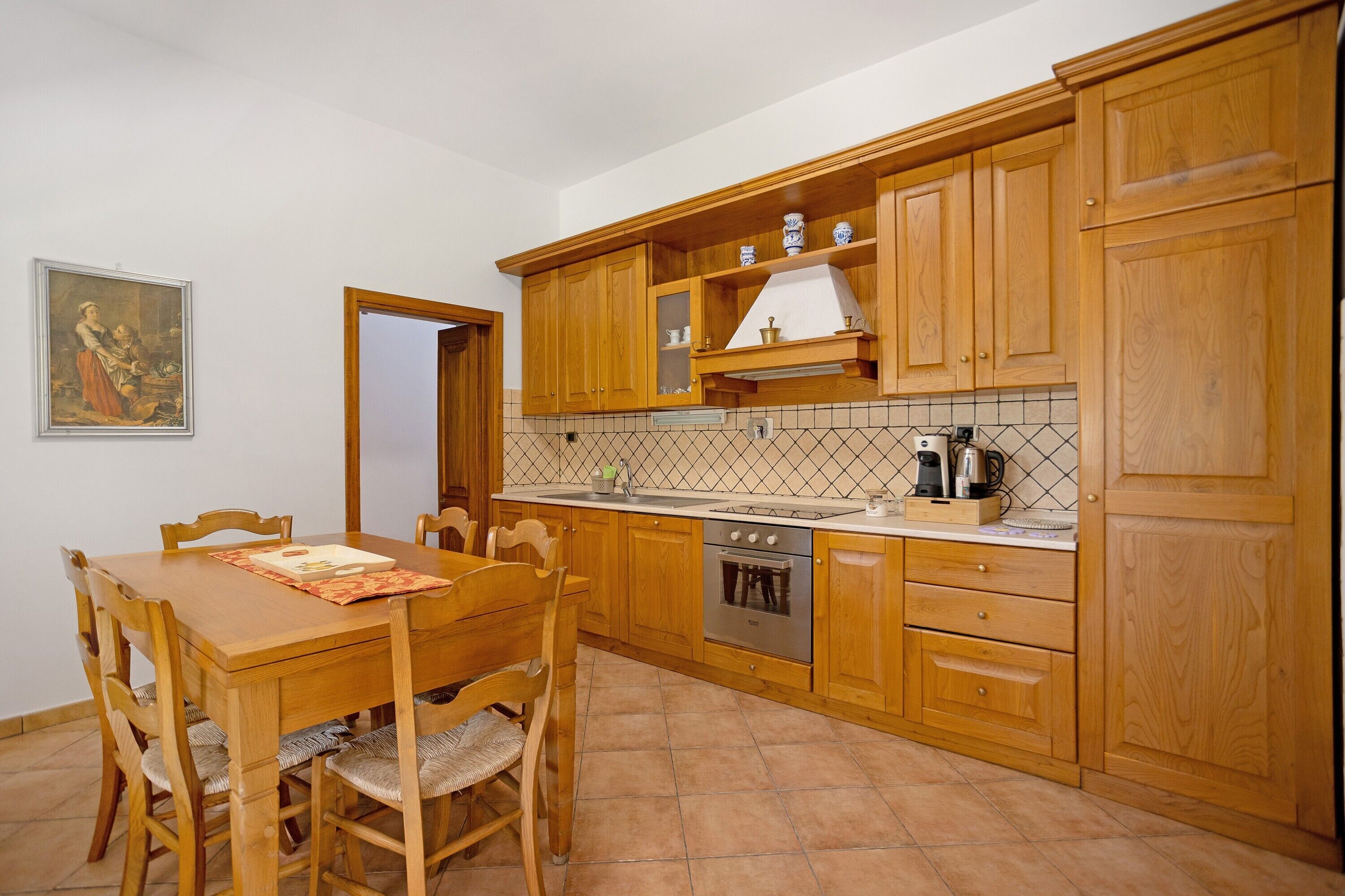 Wasserkocher mit Kaffee-/Teezubehör, Kühlschrank, Ofen, Herdplatte