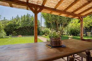 Outdoor dining - Holiday Home 'Appartamento 3' with Shared Garden, Wi-Fi and Air Conditioning (Montiano)