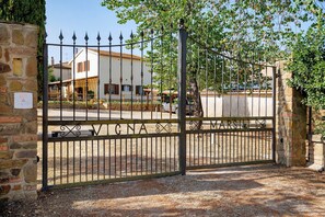 A gated entrance to a property with a stone wall and a metal gate. - Holiday Home 'Appartamento 3' with Shared Garden, Wi-Fi and Air Conditioning (Montiano)