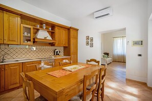 Coffee/tea maker, fridge, oven, stovetop