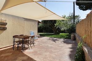 Outdoor dining - Holiday Home 'Appartamento 1' with Shared Garden, Wi-Fi and Air Conditioning (Montiano)