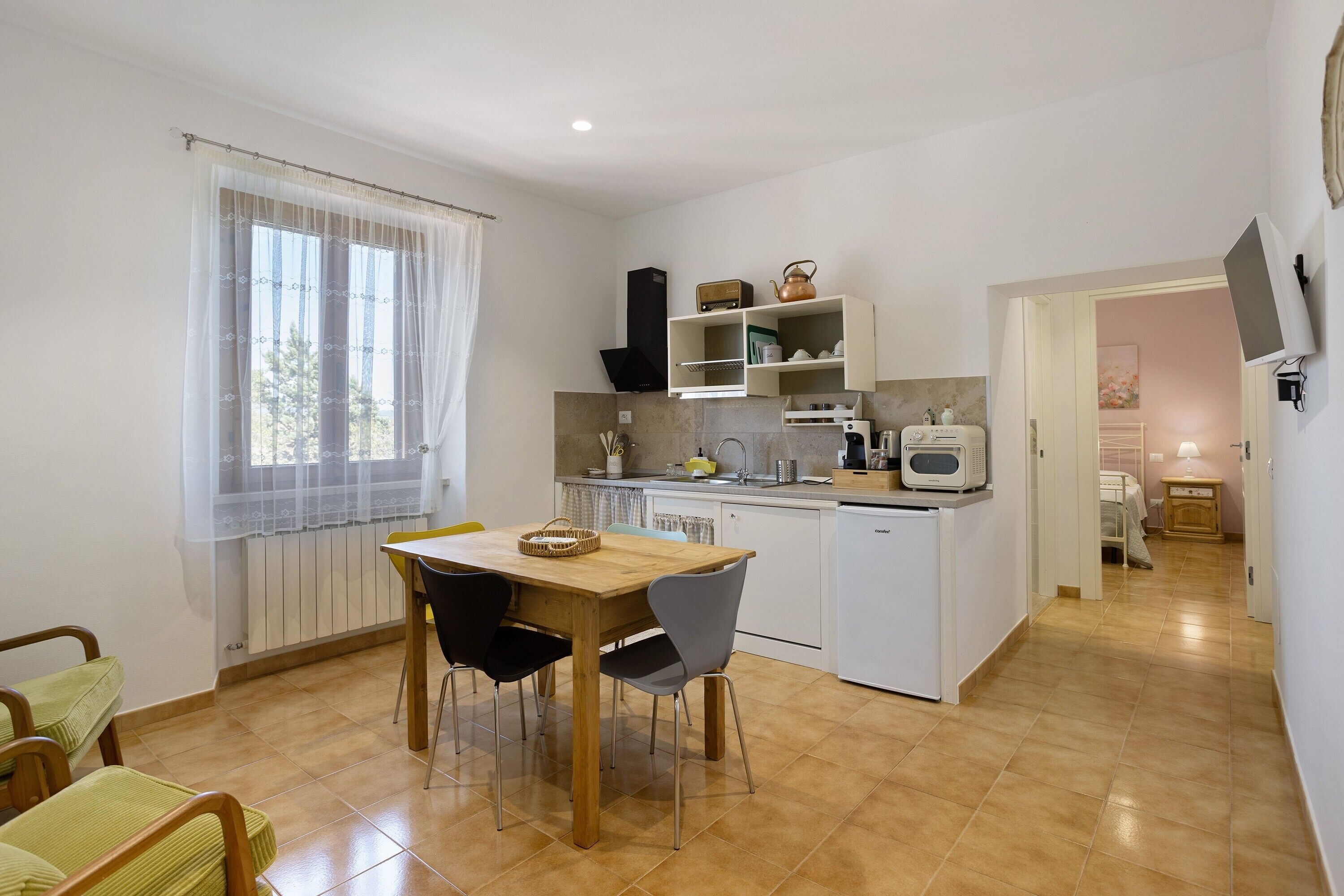 Coffee/tea maker, fridge, oven, stovetop