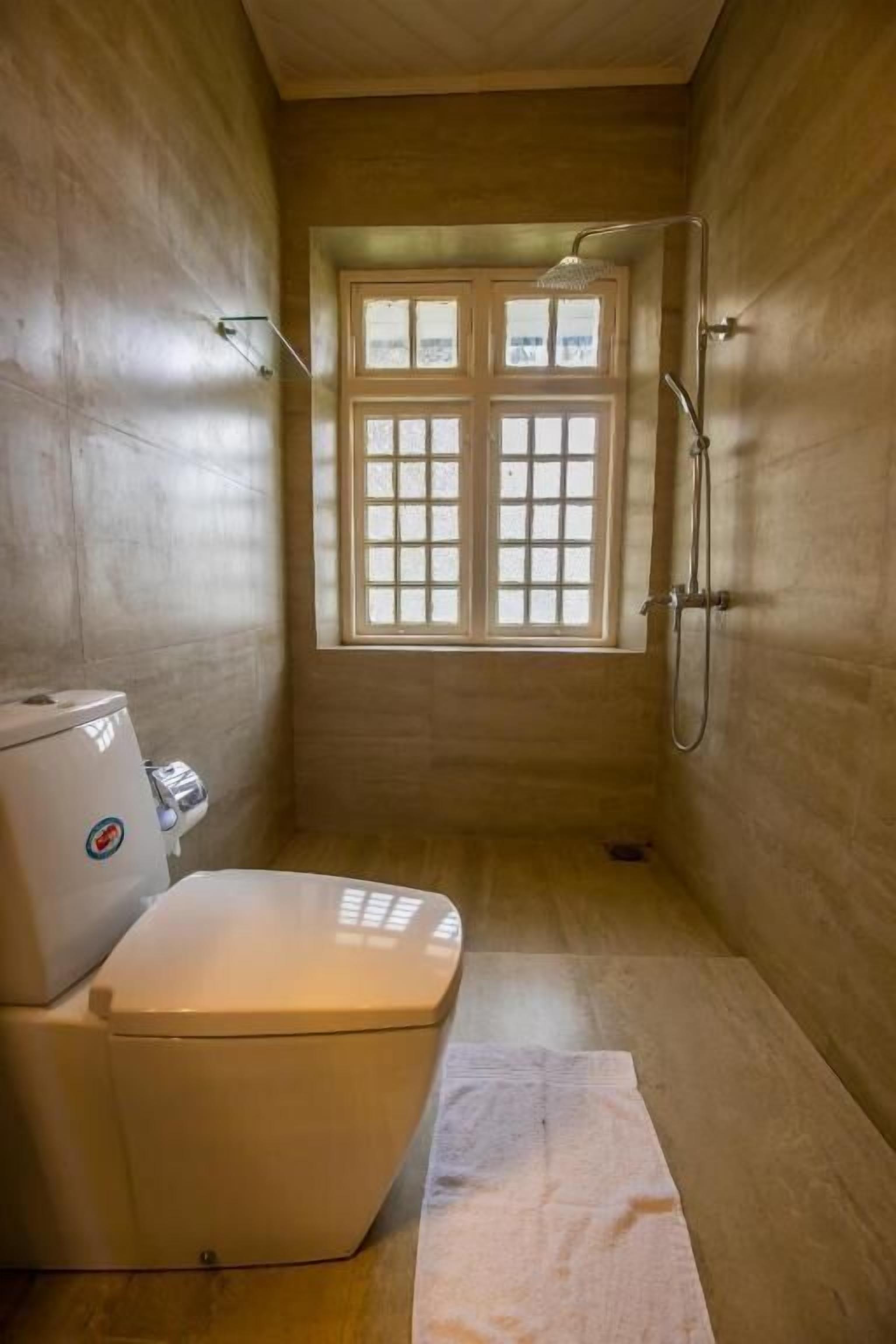 Kamar Triple Deluks | Kamar mandi | Sandal