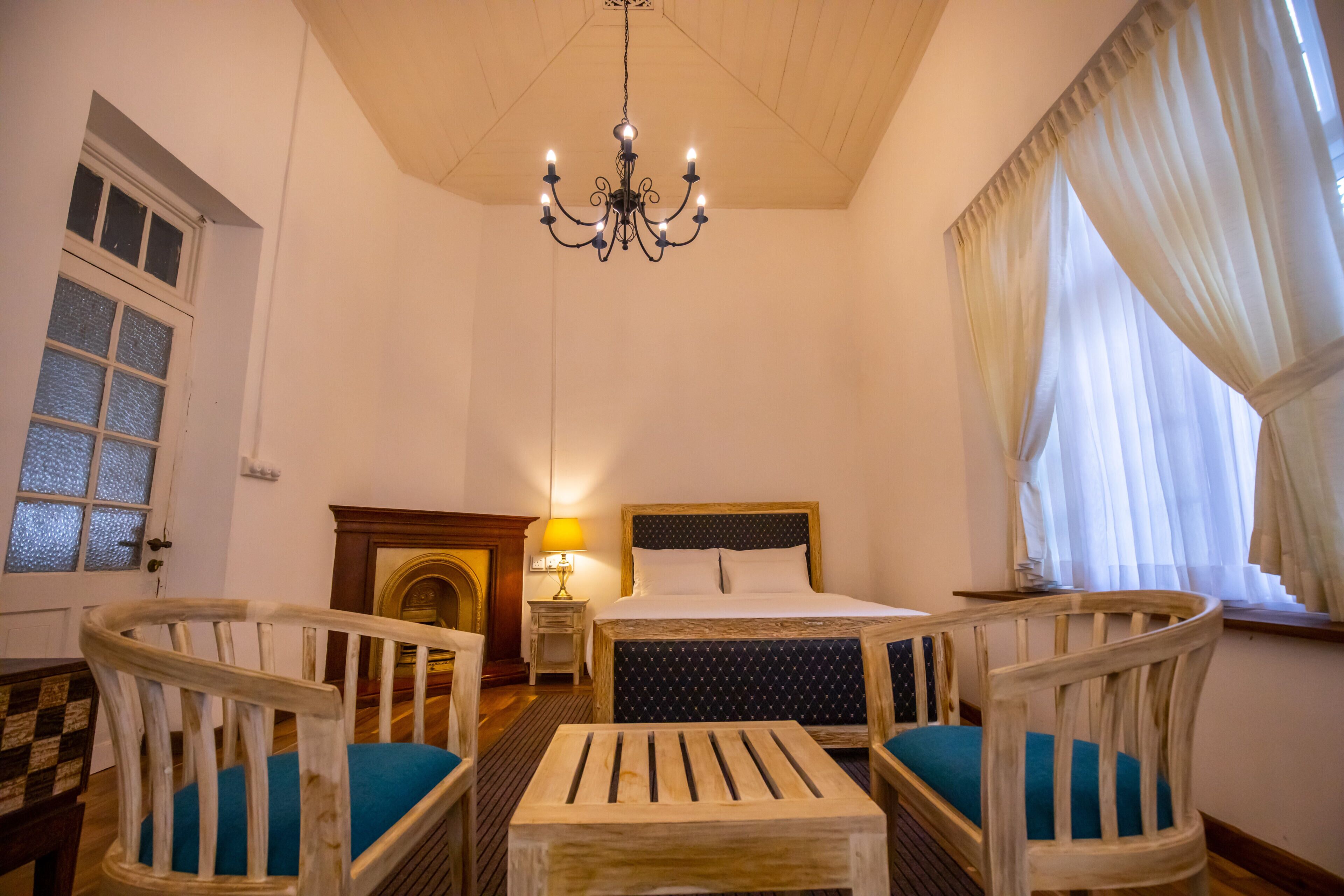 Suite – classic, terrasse, hageutsikt | Safe på rommet, blendingsgardiner og strykejern/-brett