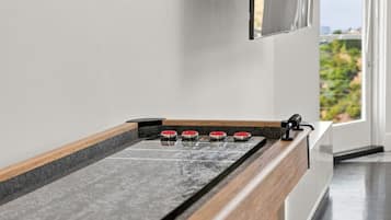Cocina moderna con encimera de granito, estufa integrada y ventana con vistas a un paisaje verde.