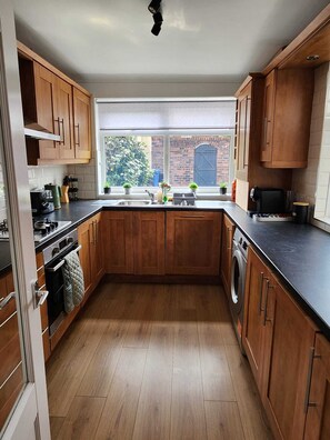 Private kitchen - 4 bed en-uite house (Warrington)
