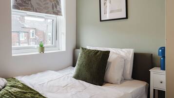 4 bedrooms, iron/ironing board, Internet, bed sheets