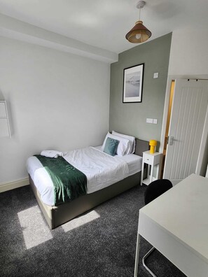 Iron/ironing board, Internet, bed sheets - 4 bed en-uite house (Warrington)