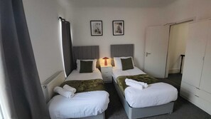 Iron/ironing board, Internet, bed sheets - 4 bed en-uite house (Warrington)