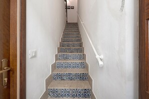Una escala amb rajoles decorades que condueix a una plataforma.
