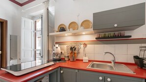 A compact kitchen with a microwave, sink, and a coffee machine. - Apartment 'Appartamento Romeo' with Balcony, Wi-Fi and Air Conditioning (Castellammare del Golfo)