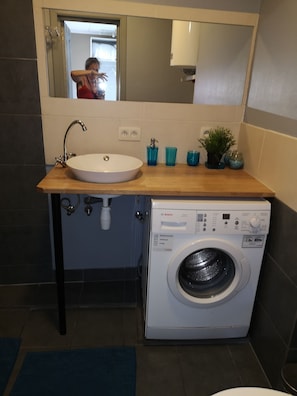 Shower, hair dryer, towels, soap - Vrbo Property (Namur)