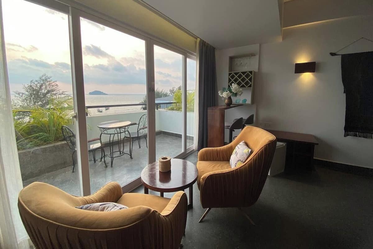 Quarto casal superior, vista para a praia | Cofres nos quartos, escrivaninha, espaço de trabalho para notebook