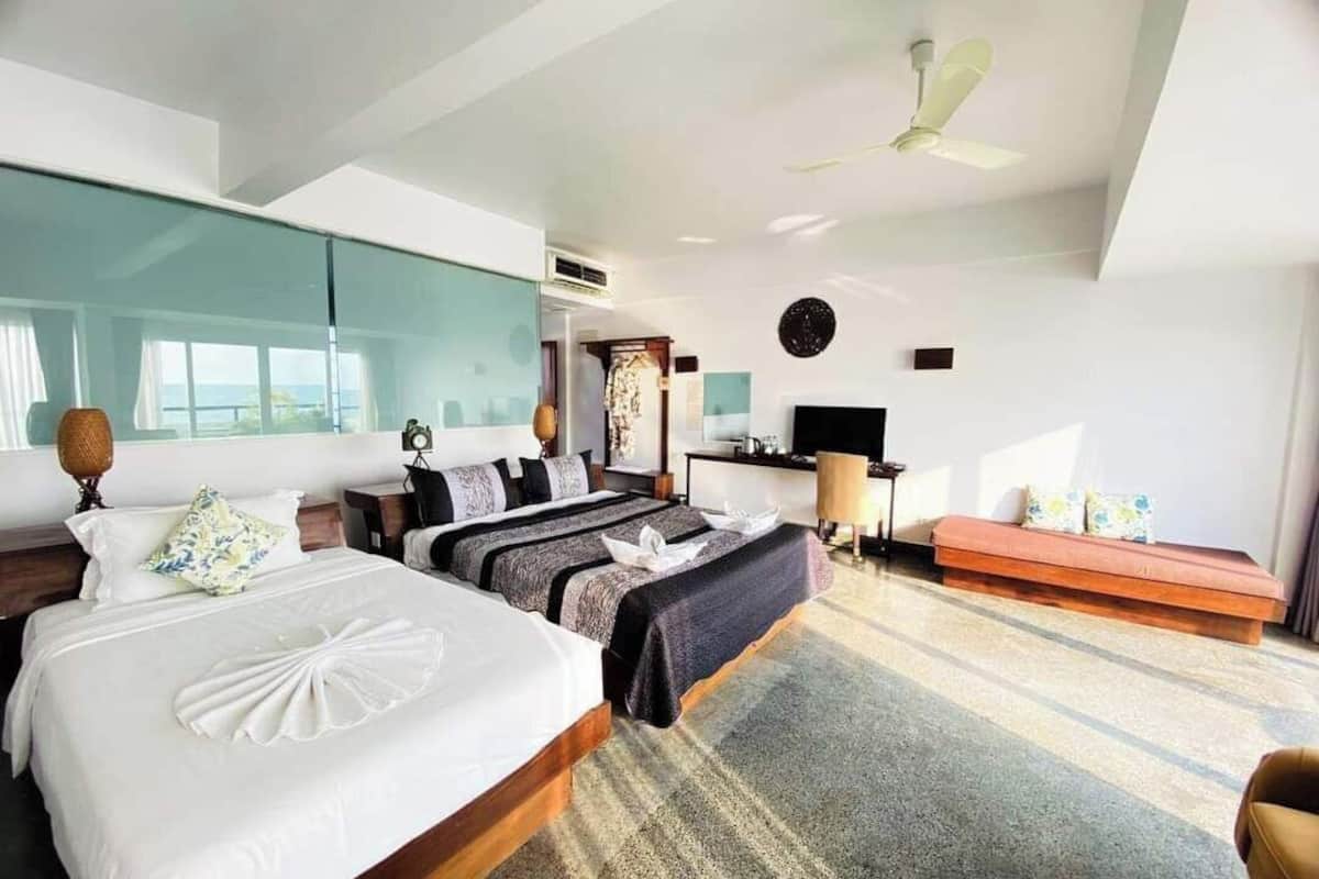 Quarto duplo premier, vista para a praia | Cofres nos quartos, escrivaninha, espaço de trabalho para notebook