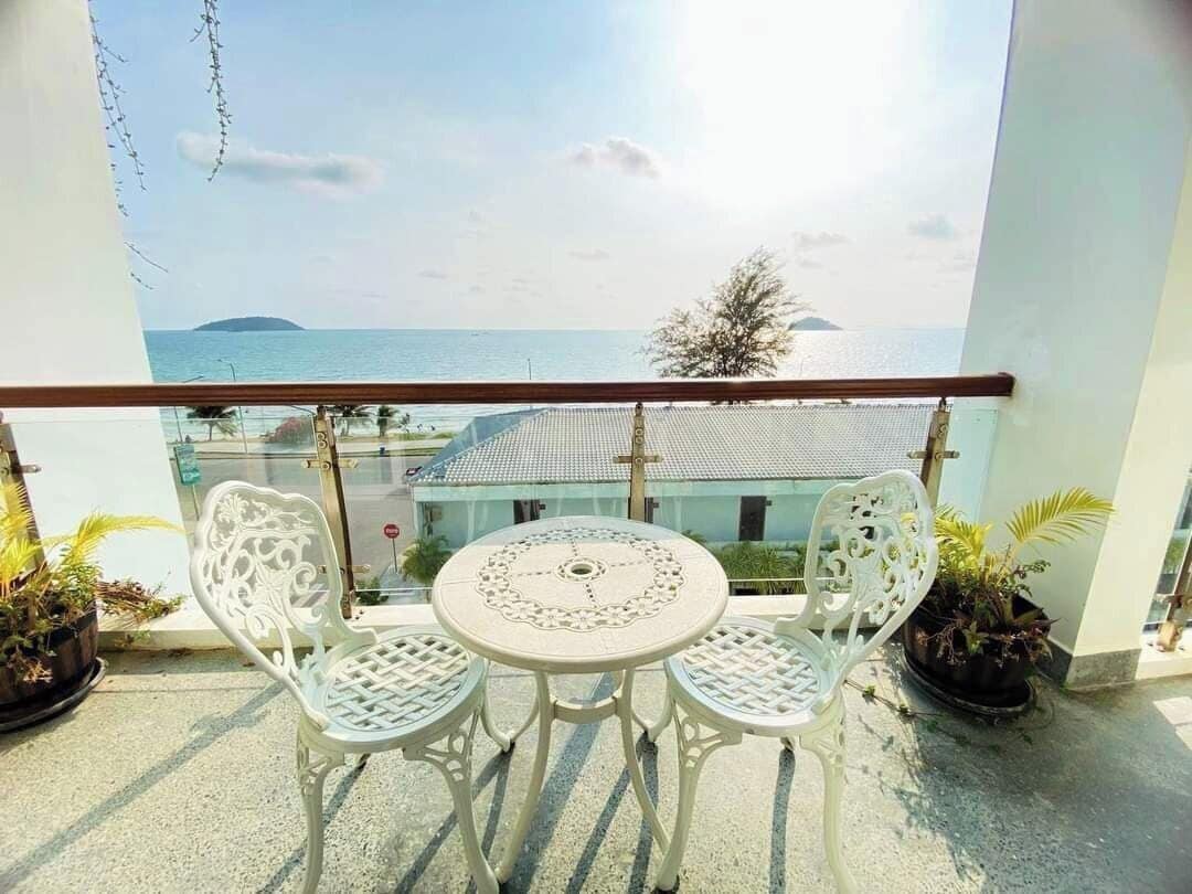 Premier Twin Room, Beach View | In-room dining
