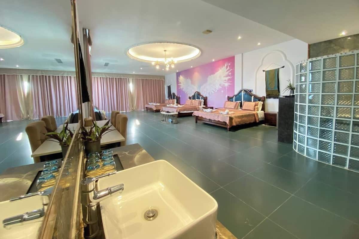 Quarto triplo família, vista para a praia | Cofres nos quartos, escrivaninha, espaço de trabalho para notebook