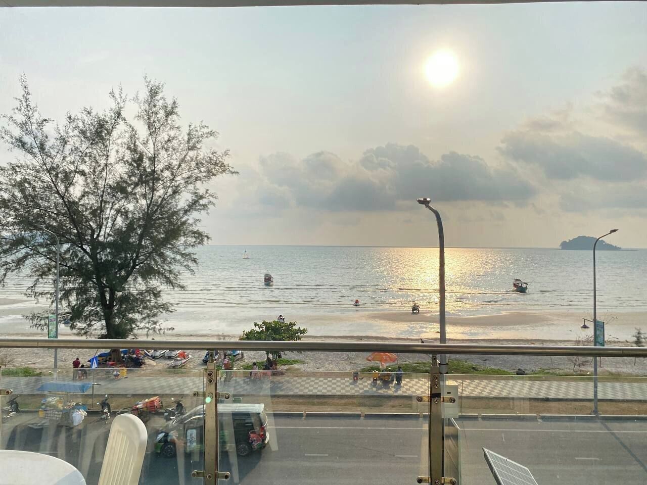 Quarto triplo família, vista para a praia | Opções para refeição no quarto