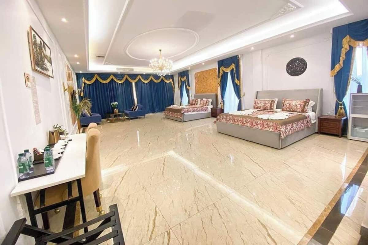 Quarto duplo família, vista para a praia | Cofres nos quartos, escrivaninha, espaço de trabalho para notebook