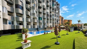 Una piscina al aire libre, sombrillas