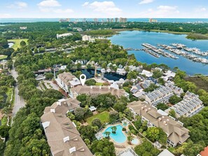 Ein Resort mit zentralem Pool, mehreren Gebäuden und einem Yachthafen.