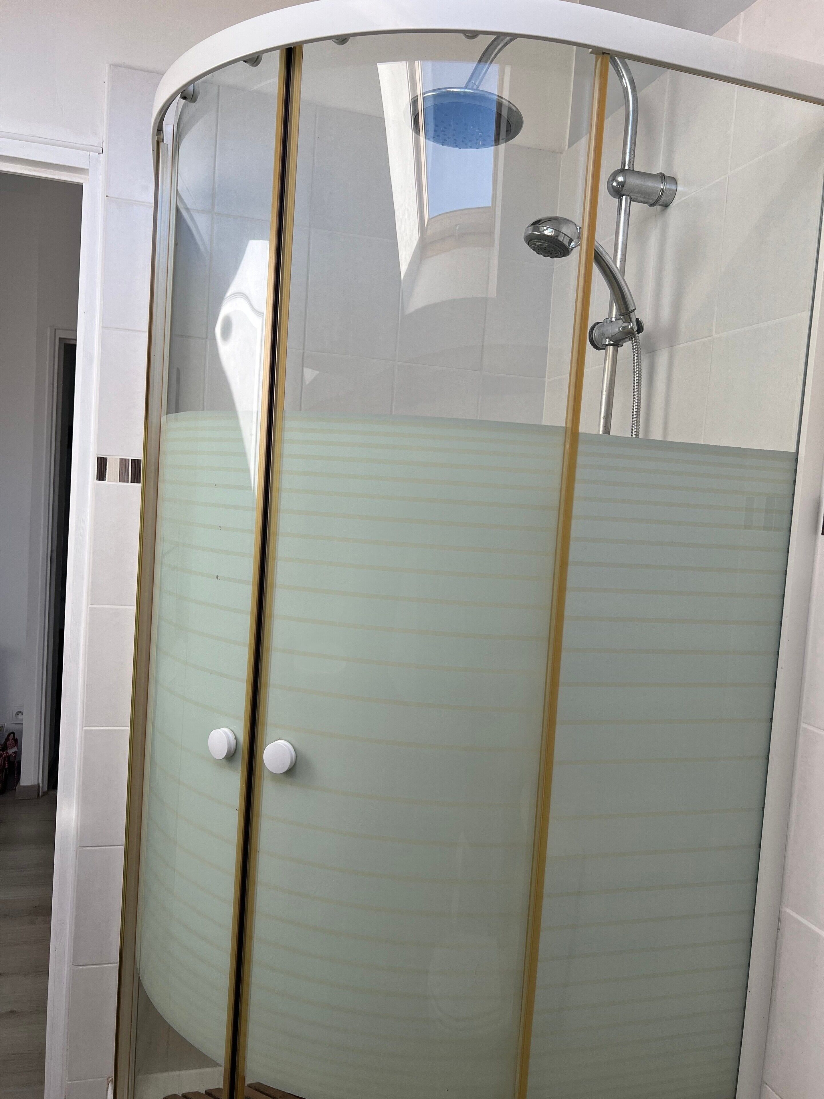 Dusche, Haartrockner, Handtücher