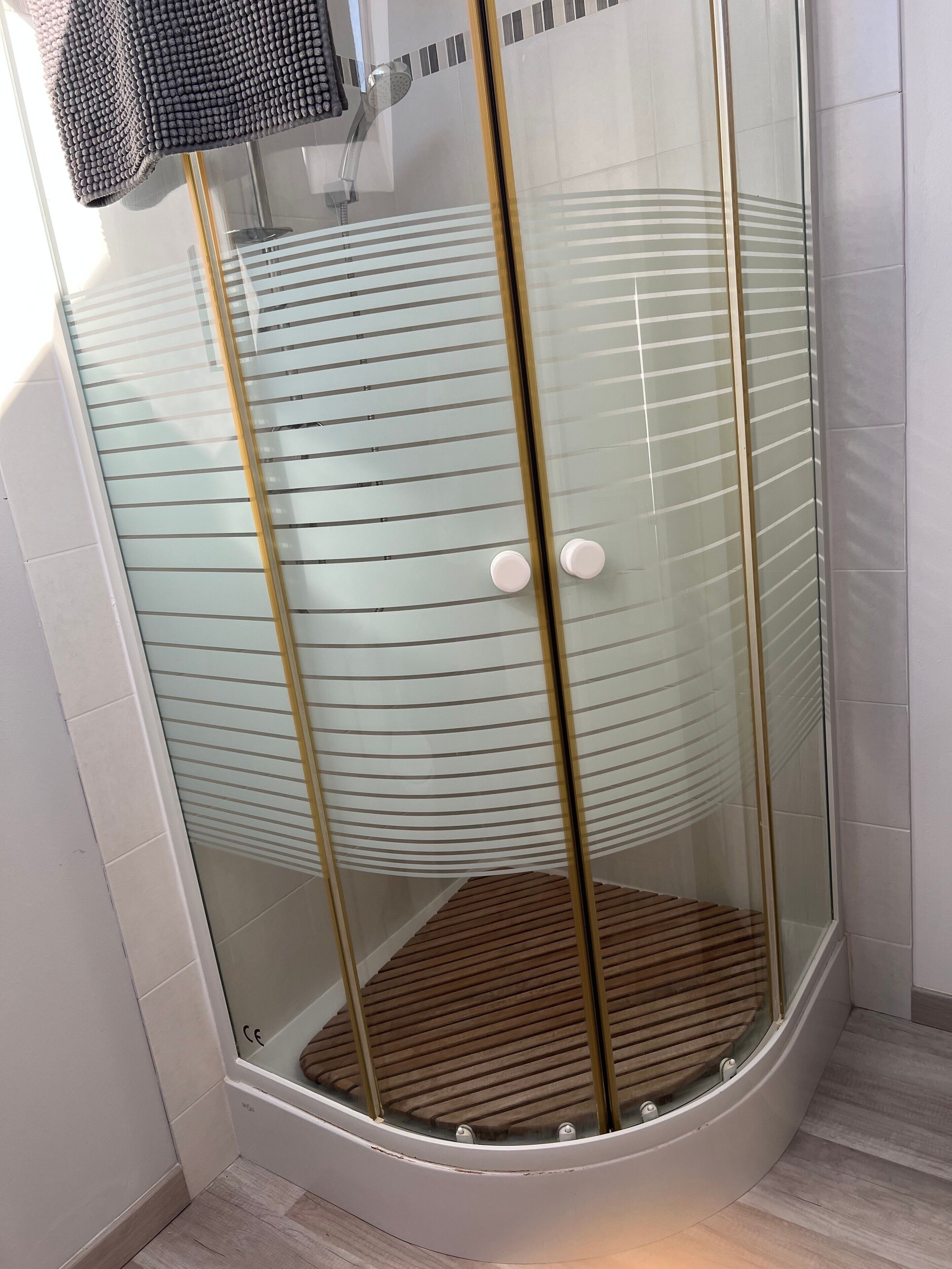 Een douche, een haardroger, handdoeken