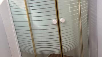 Een douche, een haardroger, handdoeken