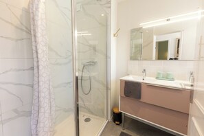Bathroom - Vrbo Property (Dampniat)