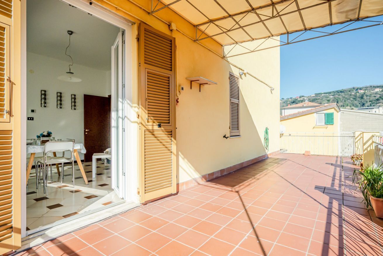 Ein Wohnhaus mit Terrasse, Essbereich und Blick auf die umliegende Landschaft.