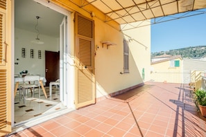 A residential property with a patio, a dining area, and a view of the surrounding landscape. - Cosy 95 sqm flat for 5 people, on the 1st floor of a building WITHOUT lift (there are stairs for access).The apartment is located in the Rebocco district of La Spezia, a quiet area well served by public transport. The city centre can be reached in about  (La Spezia)