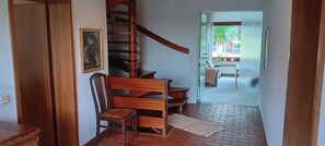 Eine Treppe führt zu einem Wohnbereich mit einem Sofa und einem Tisch.