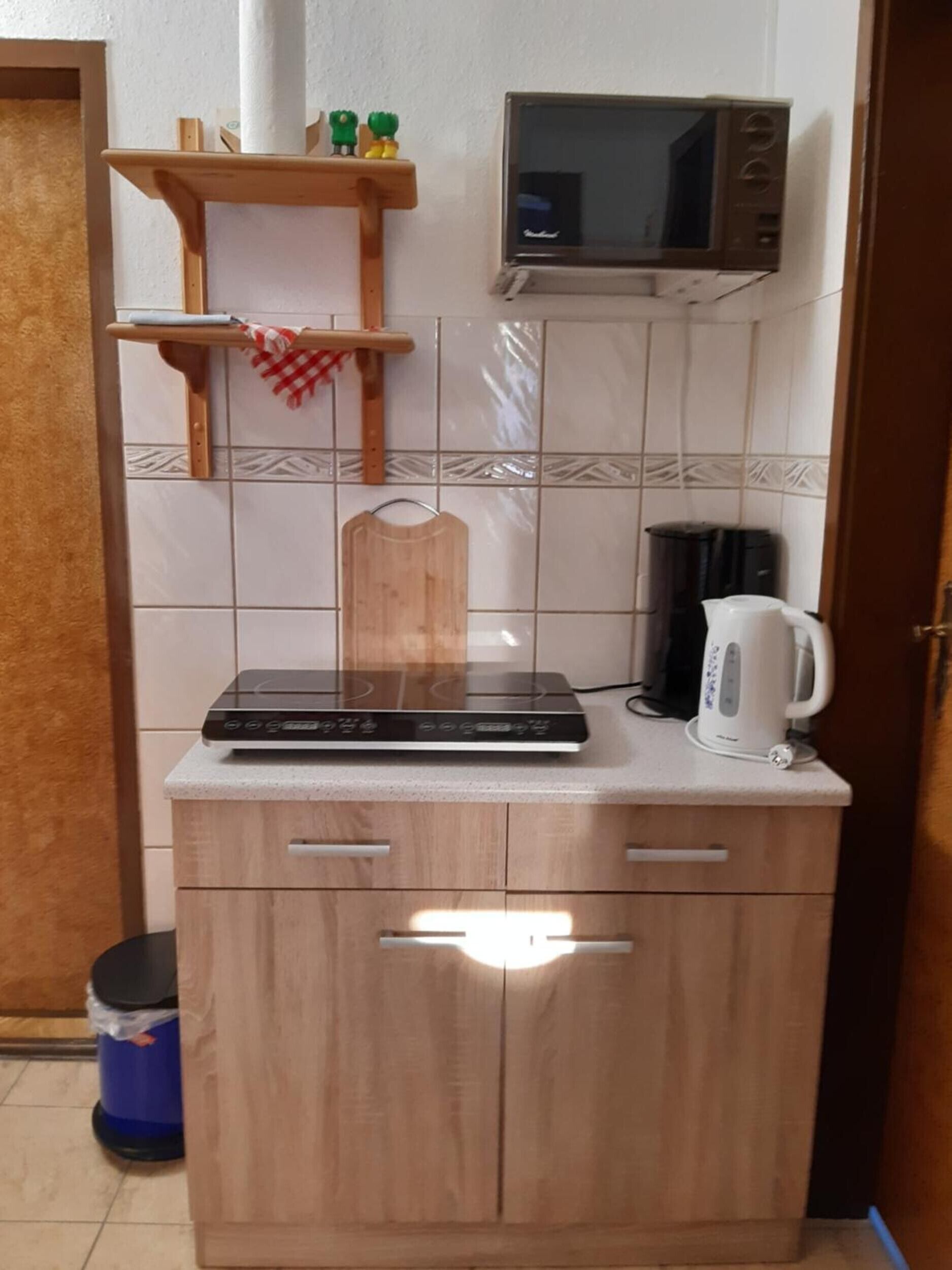 Wasserkocher mit Kaffee-/Teezubehör, Kühlschrank, Mikrowelle, Ofen