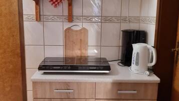 Wasserkocher mit Kaffee-/Teezubehör, Kühlschrank, Mikrowelle, Ofen