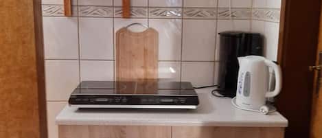 Cafetière/bouilloire, réfrigérateur, micro-ondes, four