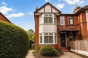 Exterior - Spacious 4-Bedroom Home | Perfect for Business & Leisure Stays (Stockport)