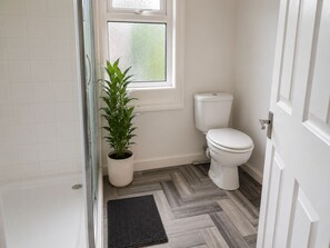 Shower, hair dryer, towels - Spacious 4-Bedroom Home | Perfect for Business & Leisure Stays (Stockport)