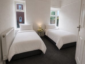 4 bedrooms, iron/ironing board, free WiFi, bed sheets - Spacious 4-Bedroom Home | Perfect for Business & Leisure Stays (Stockport)
