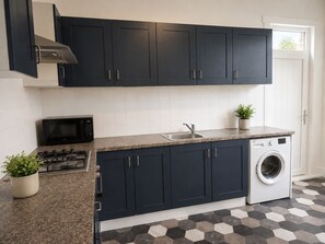 Private kitchen - Spacious 4-Bedroom Home | Perfect for Business & Leisure Stays (Stockport)