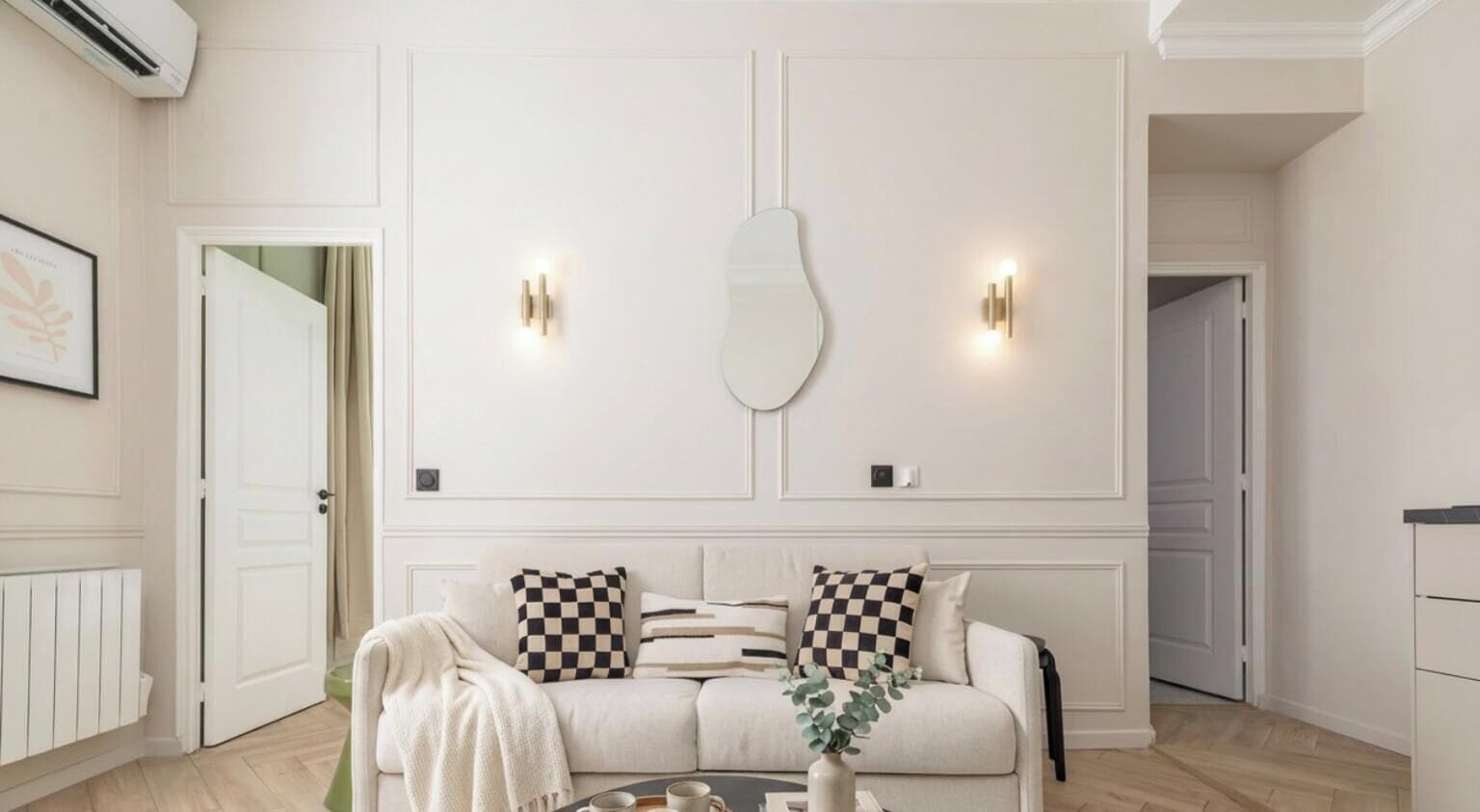 Una sala moderna con un sofá, una mesa de centro e iluminación en la pared.