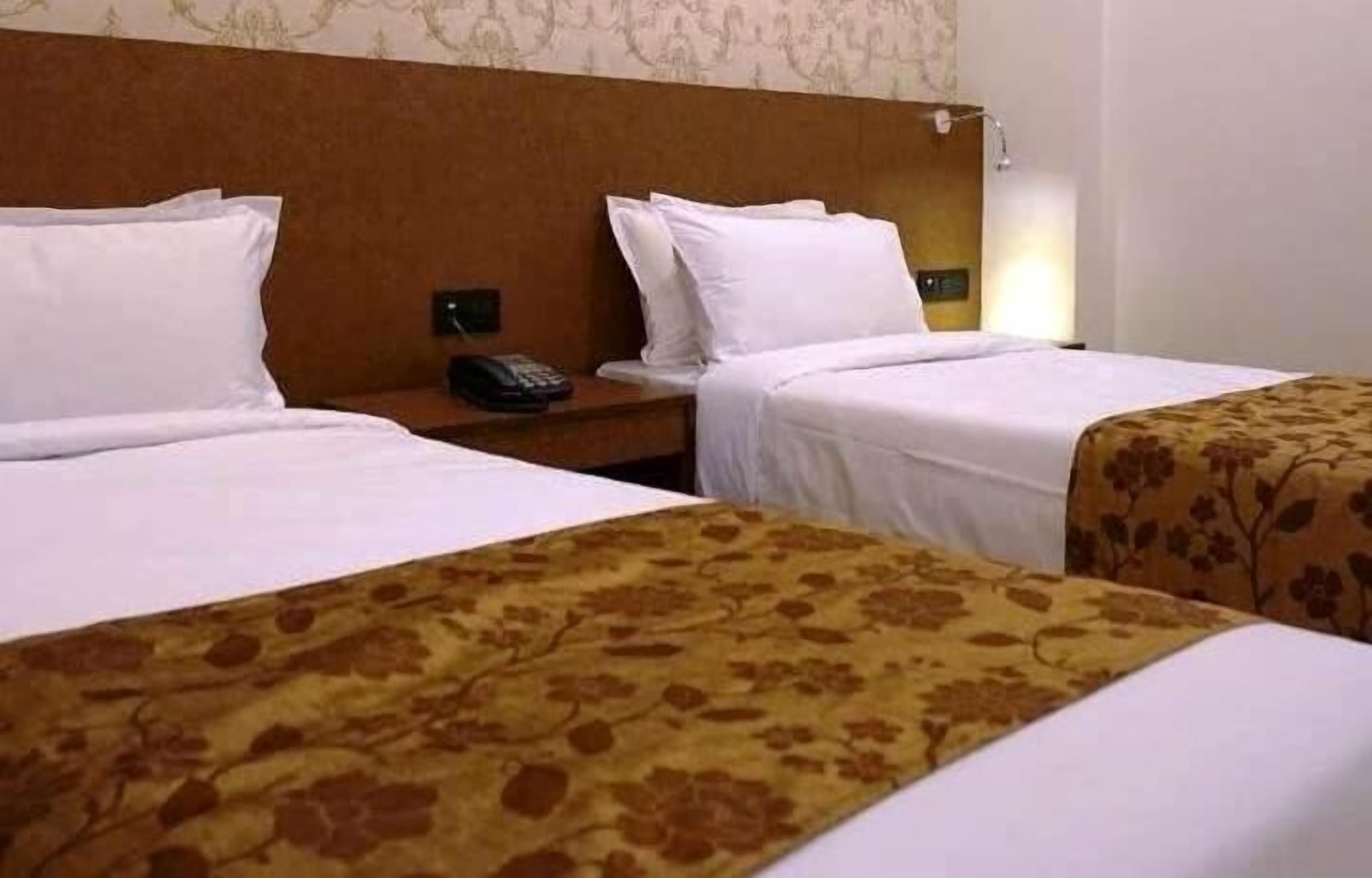 Habitación con 1 cama doble o 2 individuales, vistas a la montaña | Wifi gratis