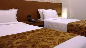 Habitación con 1 cama doble o 2 individuales, vistas a la montaña | Wifi gratis
