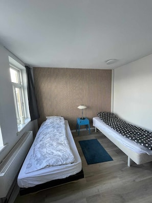 3 bedrooms, iron/ironing board, bed sheets