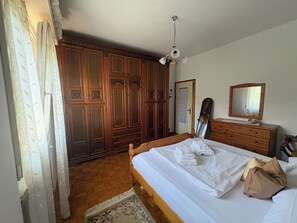 Tabla de planchar con plancha, wifi gratis, ropa de cama