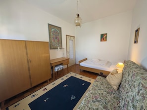 Een strijkplank/strijkijzer, gratis wifi, beddengoed