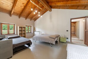 5 chambres, fer et planche à repasser, lit parapluie